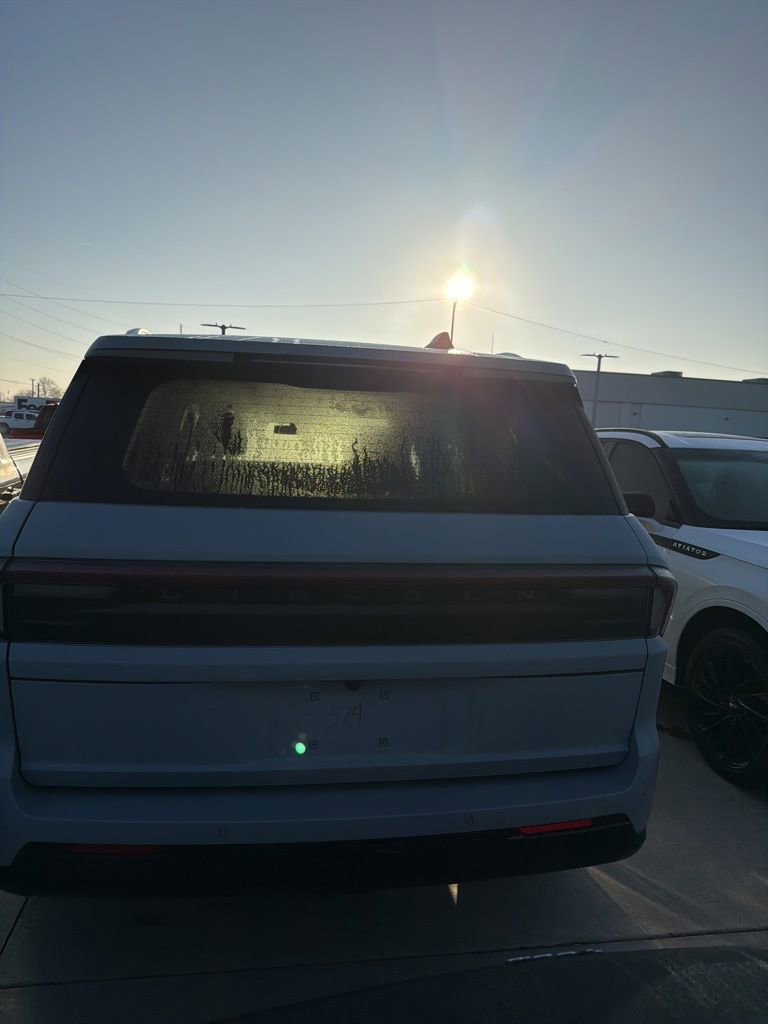 Used 2025 Lincoln Navigator Reserve image 6