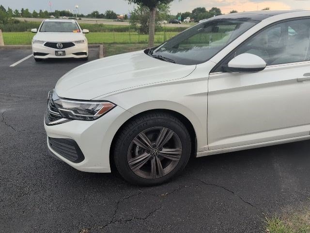 Used 2023 Volkswagen Jetta SE w/ Panoramic Sunroof Package FWD image 3