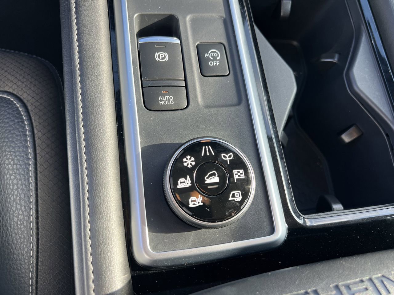 Certified 2025 Nissan Pathfinder SL image 9