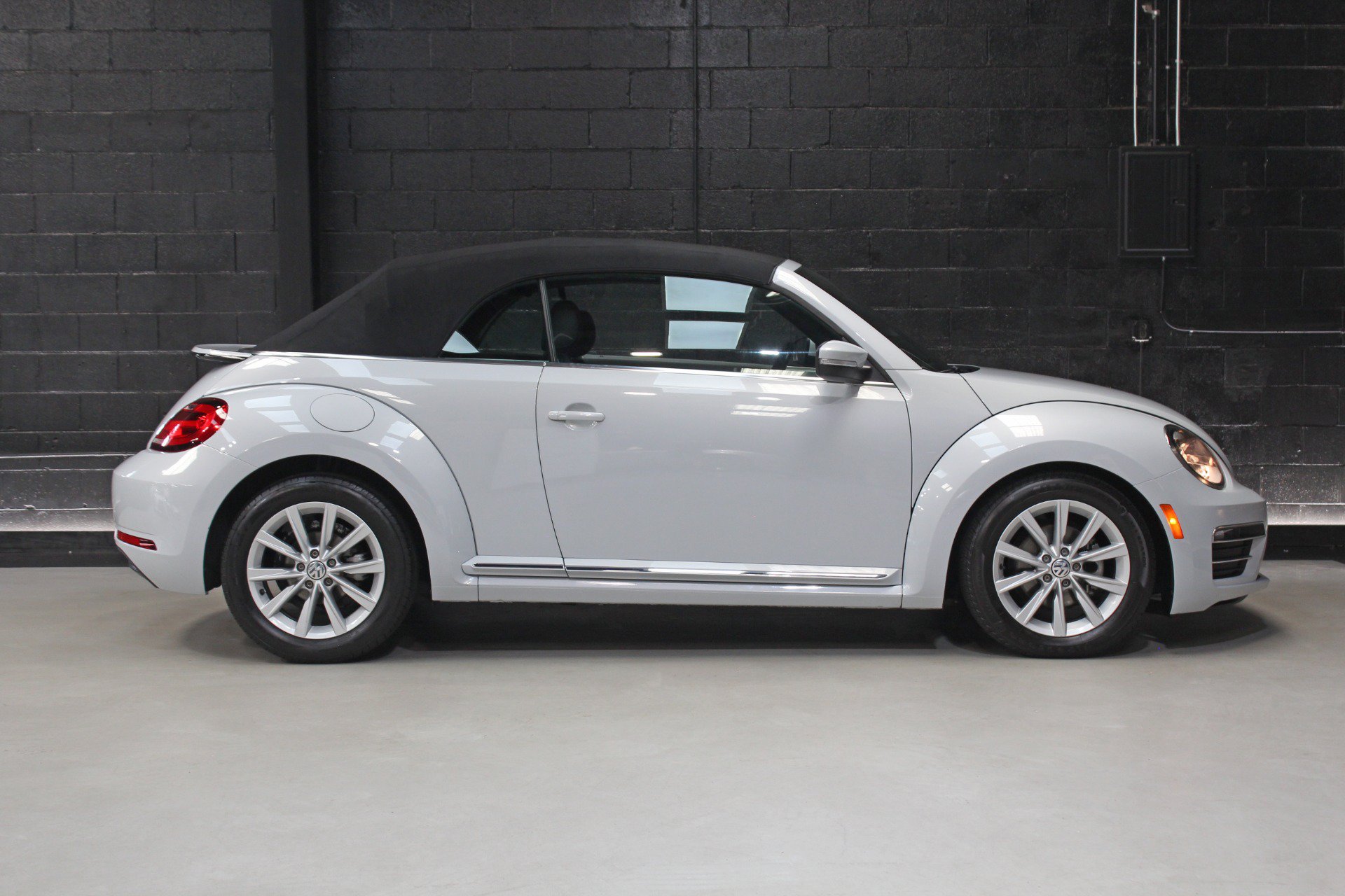 Used 2018 Volkswagen Beetle 2.0T SE FWD image 21