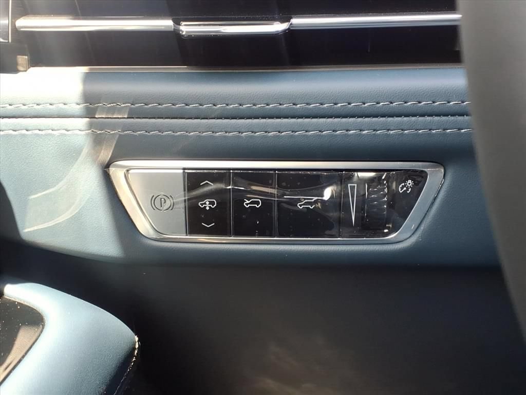 New 2026 Cadillac Escalade IQL Sport 2 w/ LPO, ONYX Package AWD/4WD image 32