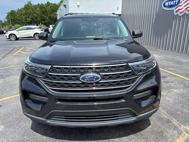Used 2023 Ford Explorer XLT AWD/4WD image 2