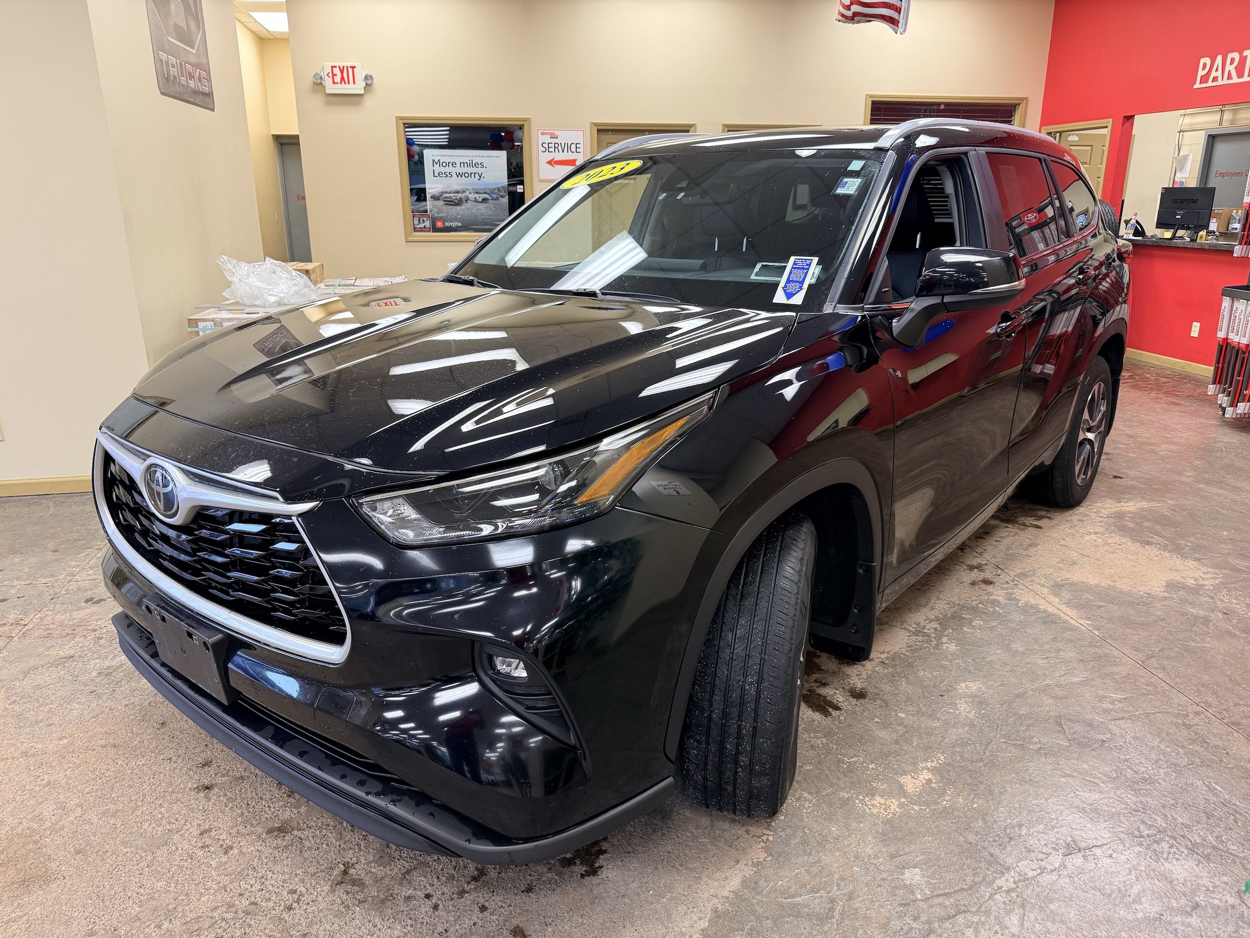 Used 2023 Toyota Highlander XLE AWD/4WD image 3