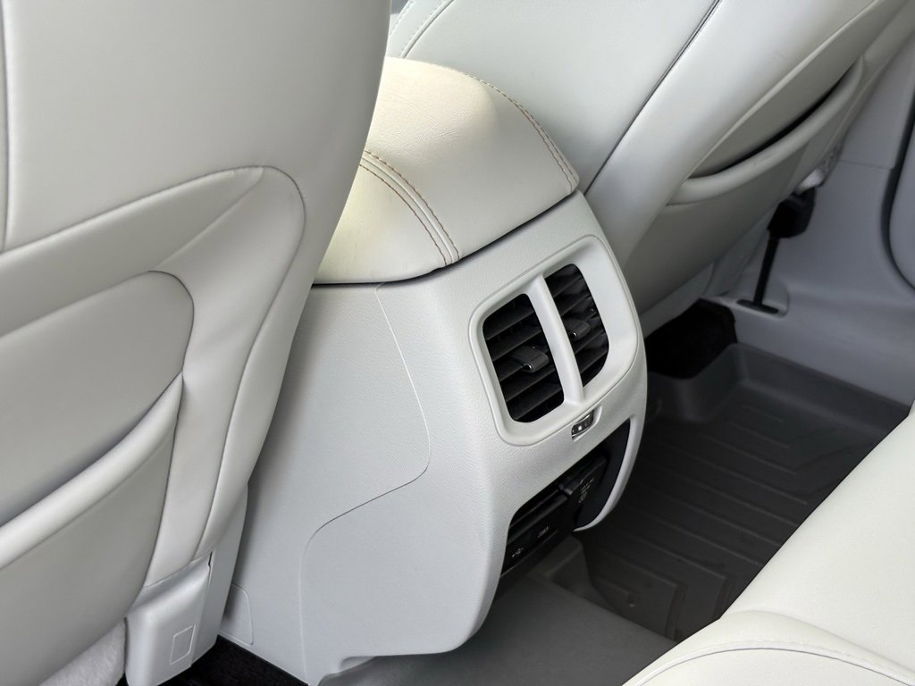 Used 2019 Jeep Cherokee Limited image 27