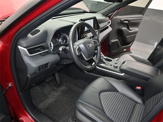 Used 2024 Toyota Highlander XSE image 4