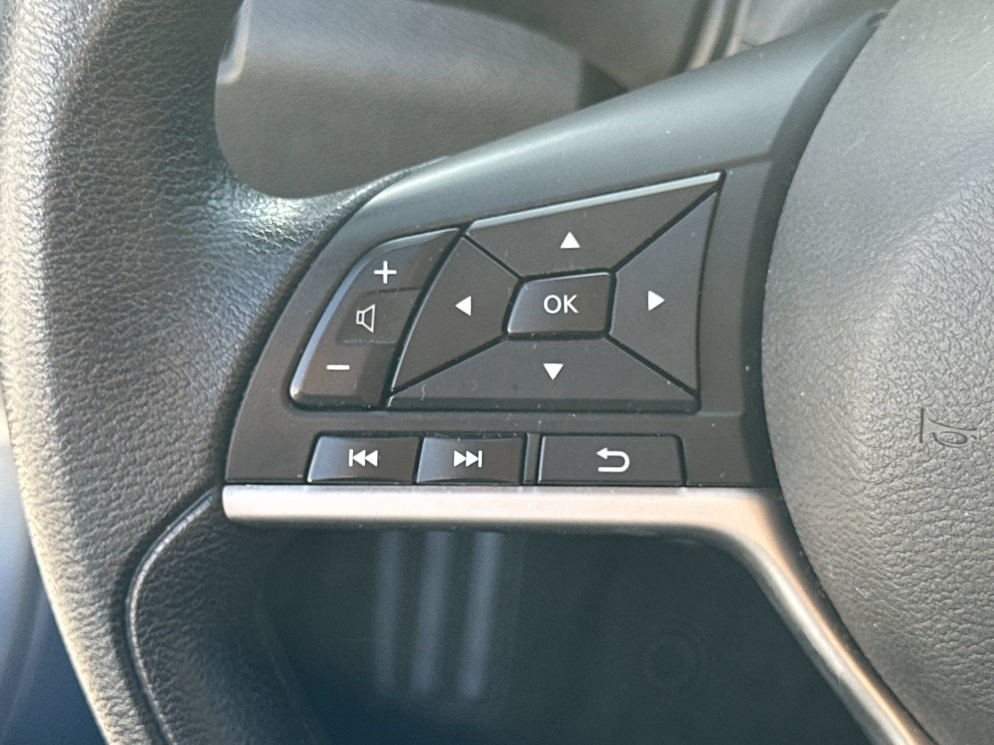 Used 2025 Nissan Altima 2.5 SV FWD image 24