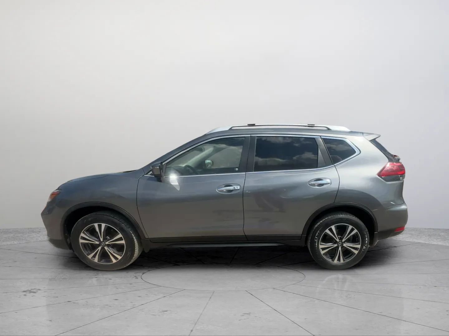Used 2019 Nissan Rogue SV w/ Sun & Sound Touring Package AWD/4WD image 3