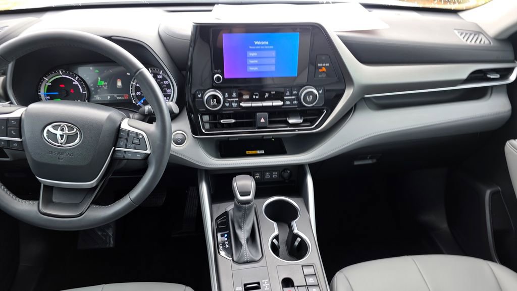 Certified 2024 Toyota Highlander XLE image 13
