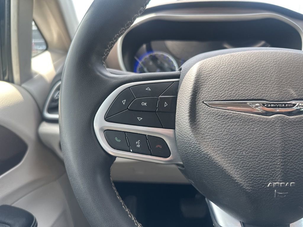Used 2022 Chrysler Voyager LX image 24