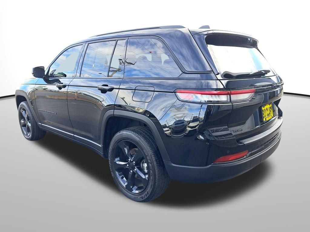 Used 2023 Jeep Grand Cherokee Altitude image 3