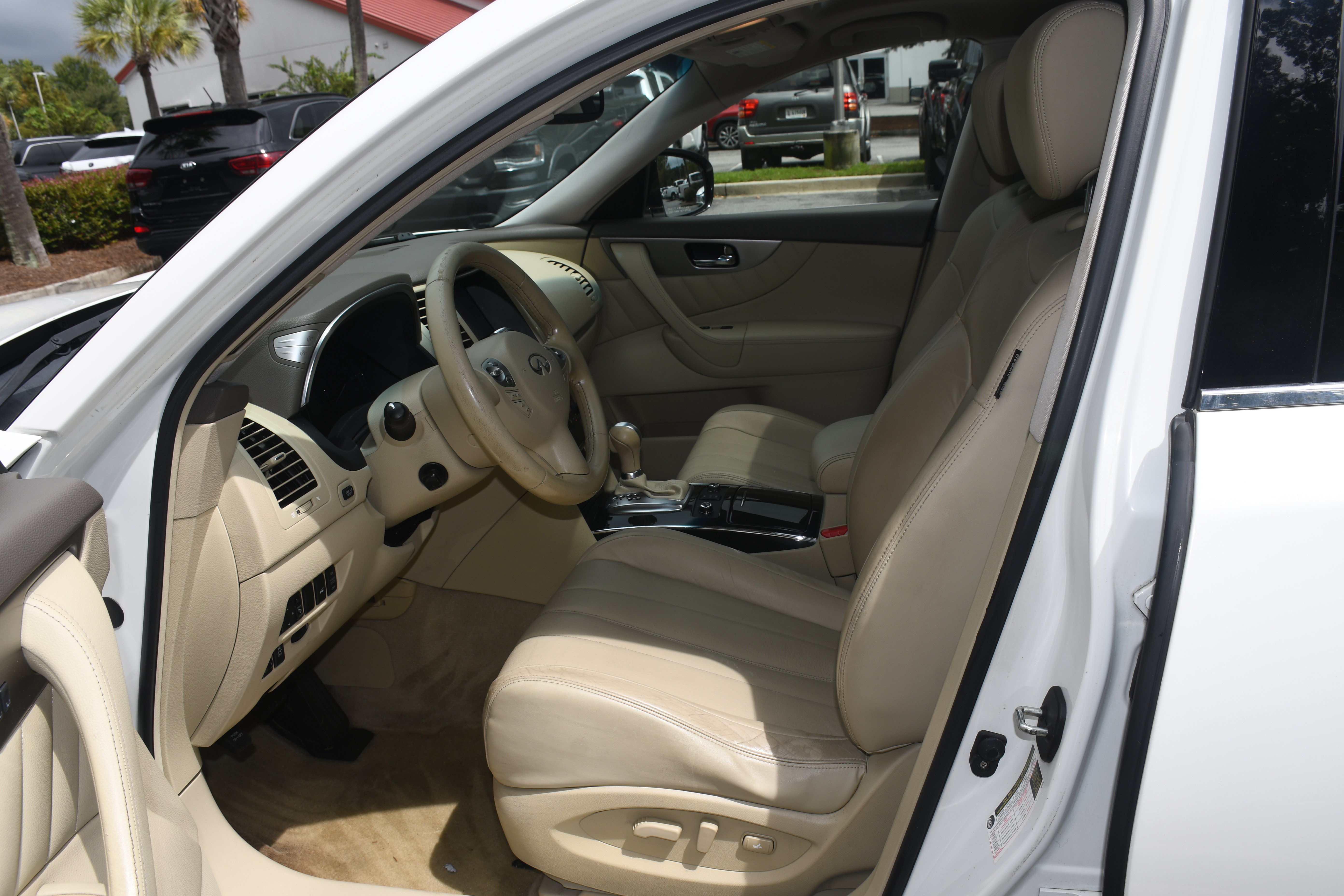 Used 2015 INFINITI QX70 AWD w/ Premium Package image 8