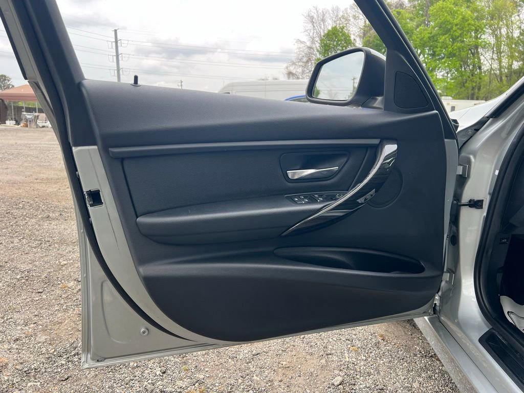 Used 2018 BMW 320i xDrive Sedan AWD/4WD image 9