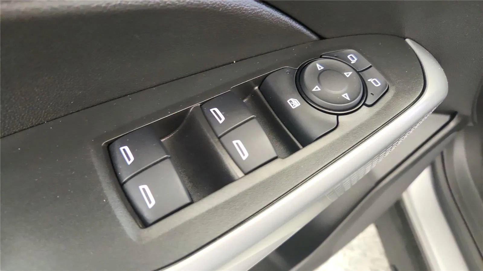 Used 2025 Chevrolet Trax LS w/ Driver Confidence Package FWD image 30