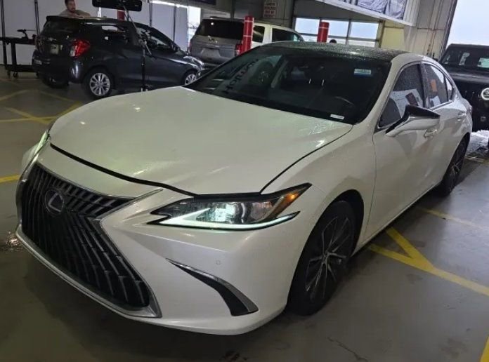Used 2023 Lexus ES 350 w/ Premium Package FWD image 3