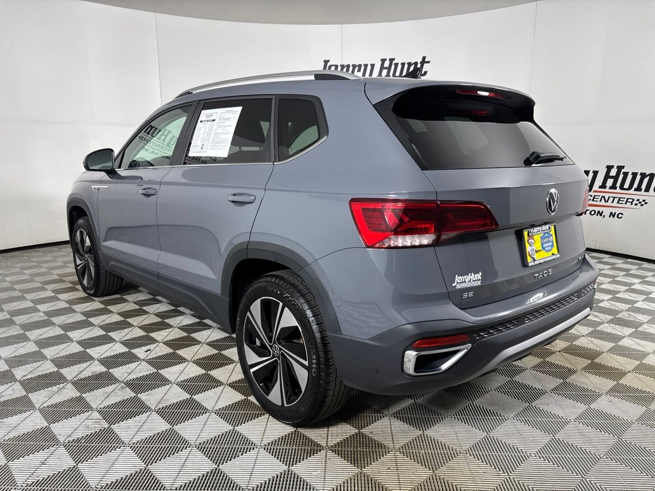 Used 2024 Volkswagen Taos SE w/ Panoramic Sunroof Package AWD/4WD image 9