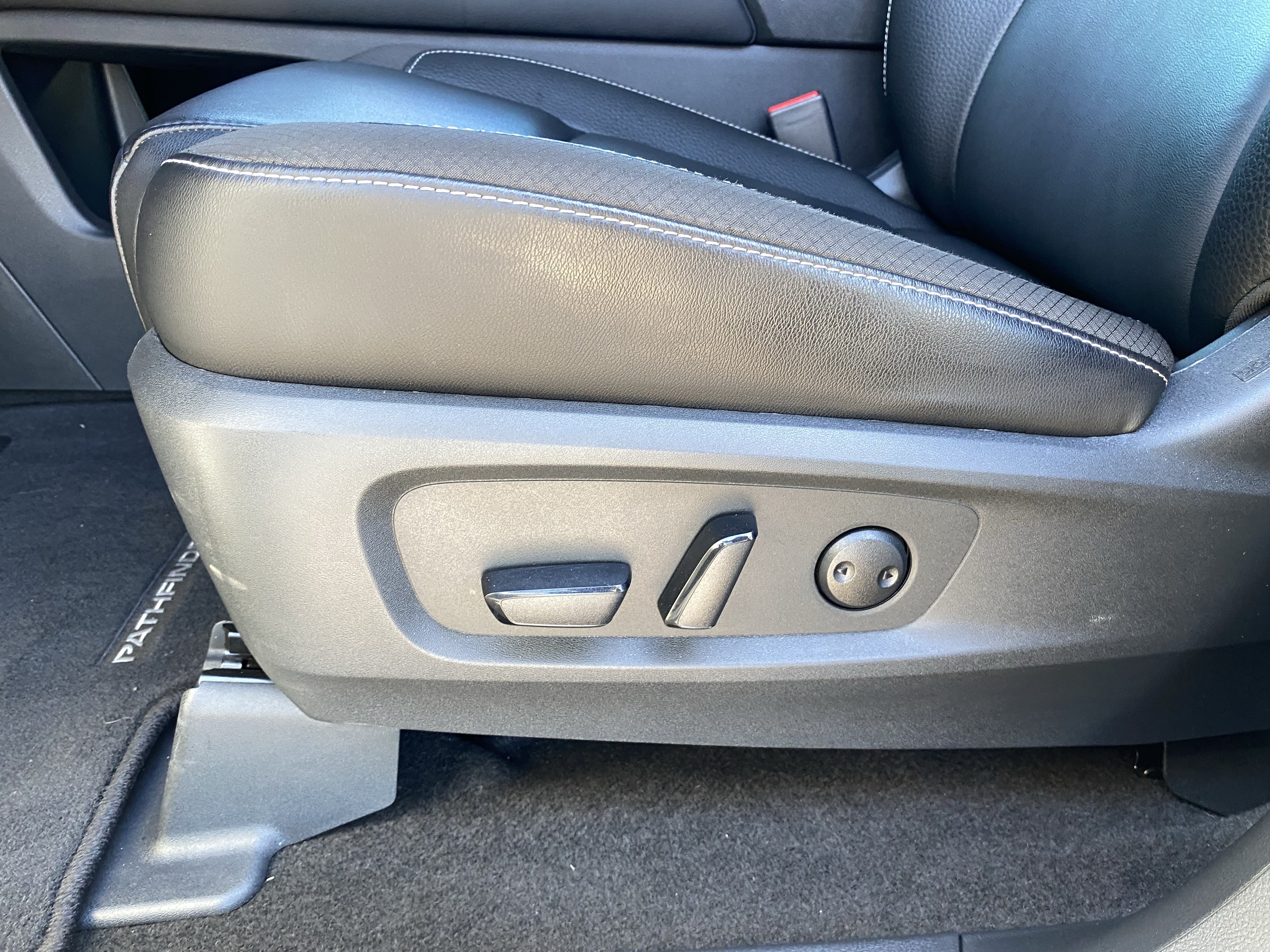 Used 2024 Nissan Pathfinder SL w/ SL Premium Package FWD image 24