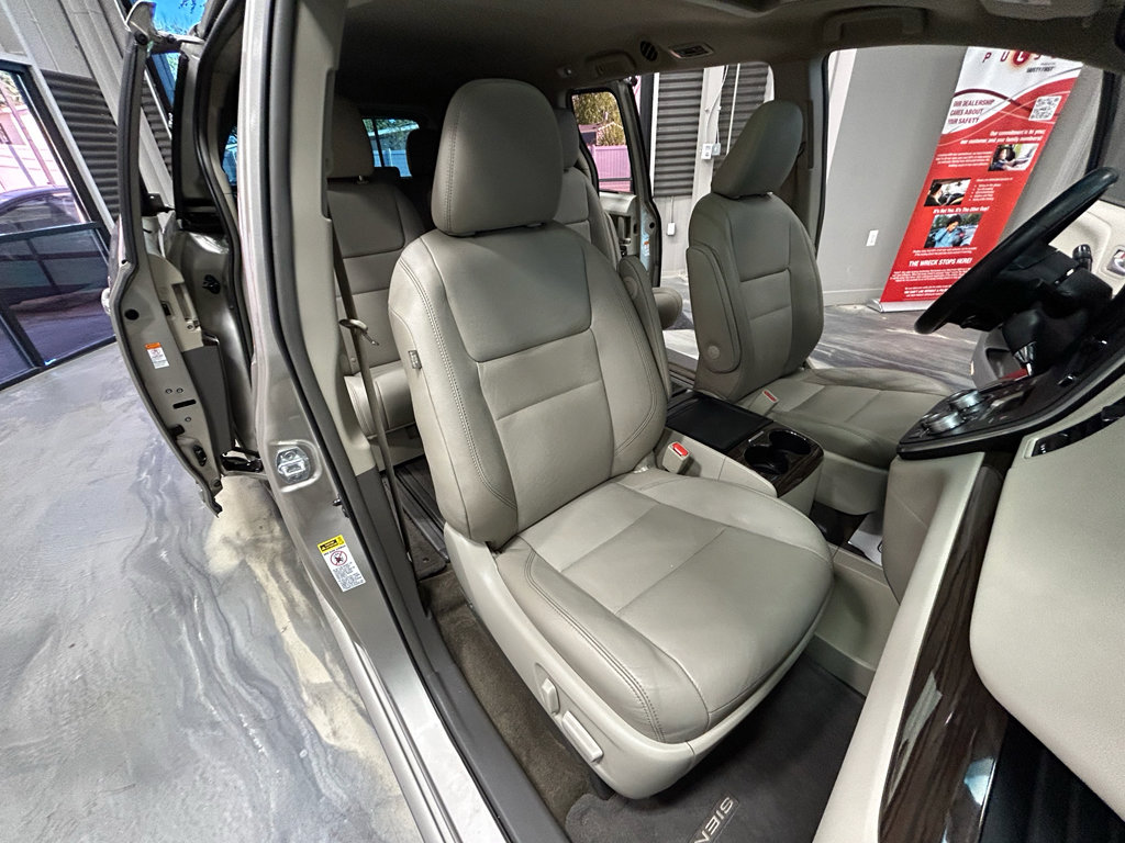 Used 2017 Toyota Sienna XLE w/ XLE Navigation Package FWD image 4
