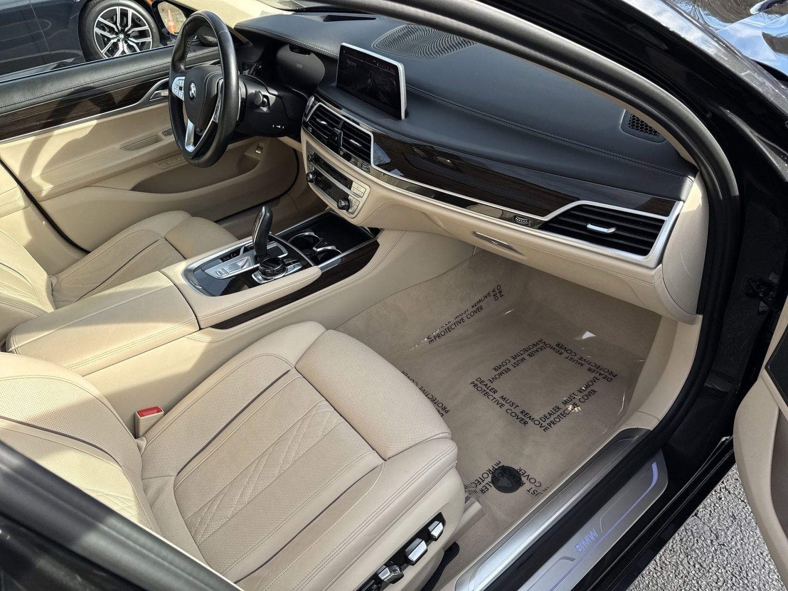 Used 2020 BMW 750i xDrive w/ Autobahn Package image 33