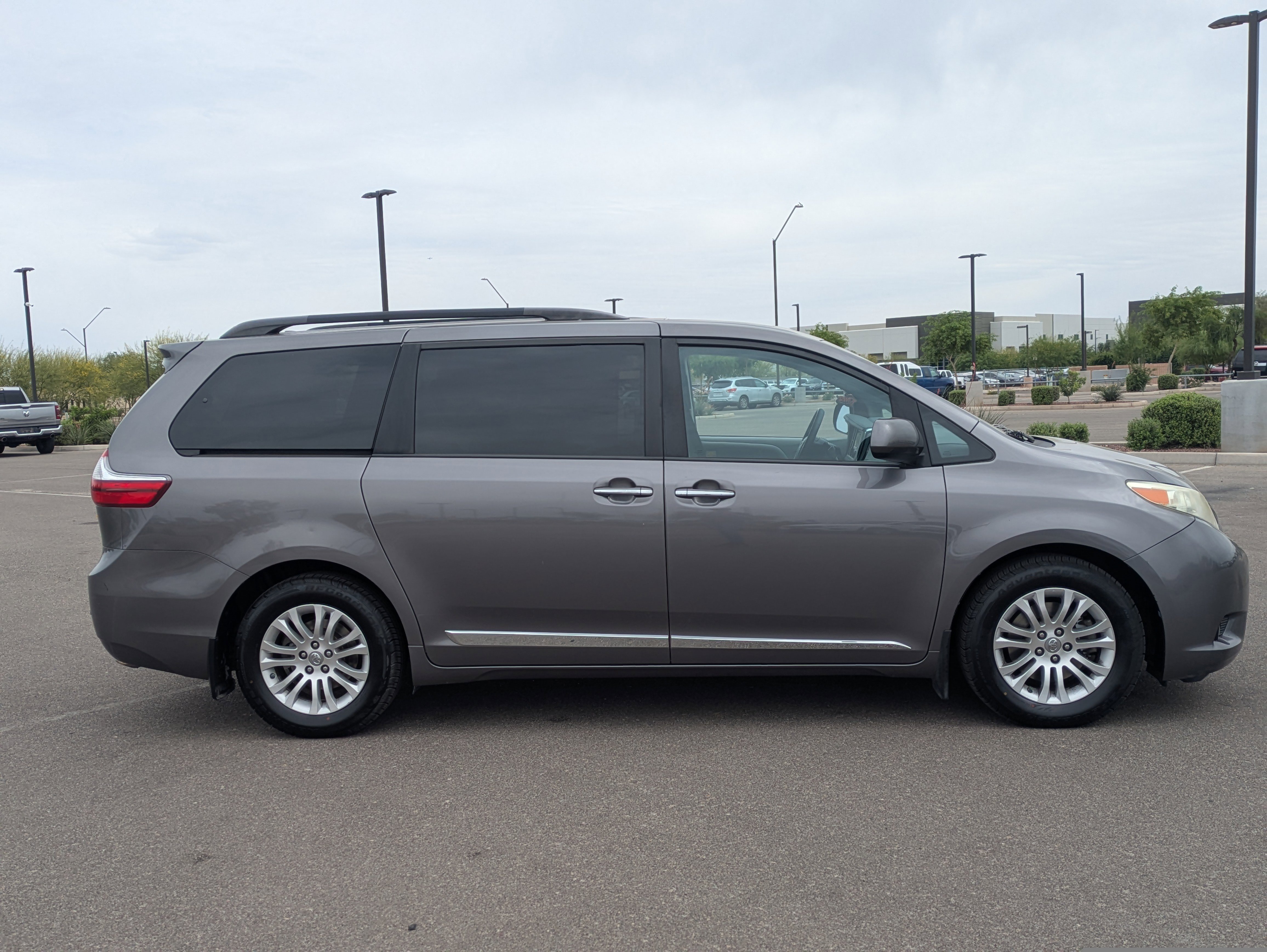 Used 2017 Toyota Sienna XLE w/ XLE Navigation Package FWD image 6