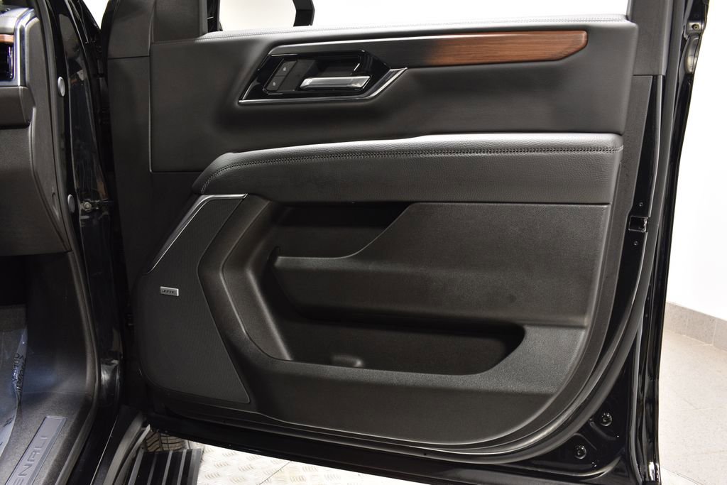 Used 2025 GMC Yukon Denali w/ Sun & Power Step Package image 32