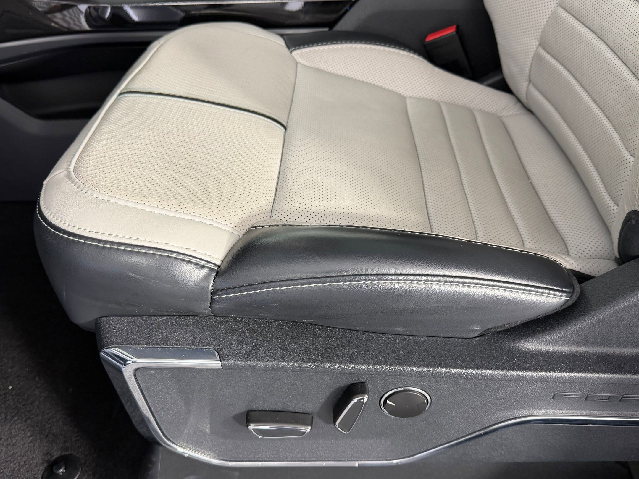 Used 2023 Ford F150 Lightning Platinum image 13