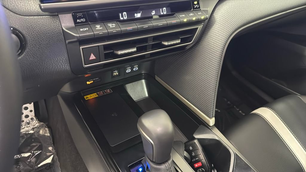 Used 2025 Toyota Camry SE w/ Convenience Package FWD image 21