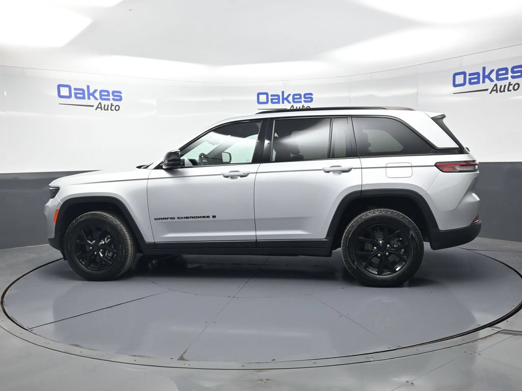 Used 2024 Jeep Grand Cherokee Altitude RWD image 4
