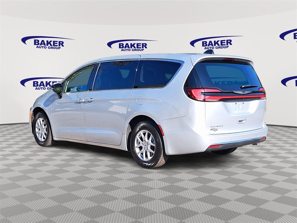 Used 2024 Chrysler Pacifica Touring-L image 5