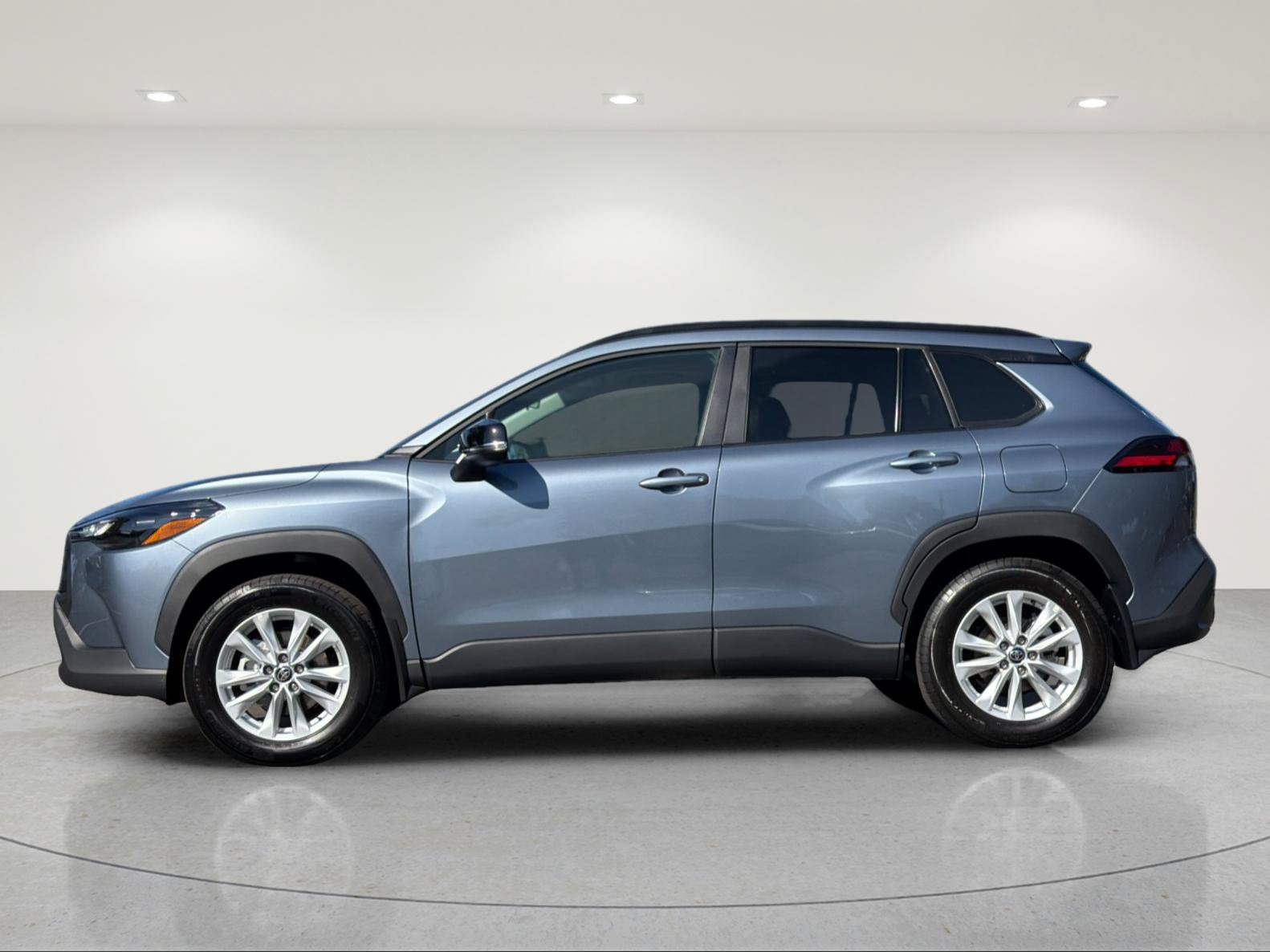 Used 2026 Toyota Corolla Cross LE w/ Moonroof Package FWD image 2