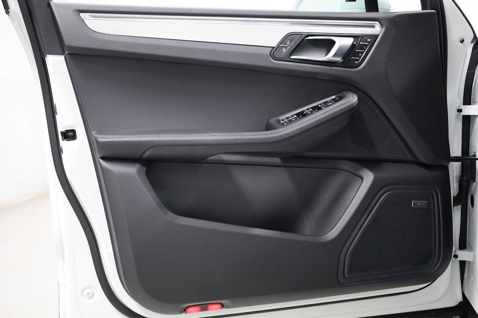 Certified 2026 Porsche Macan image 16