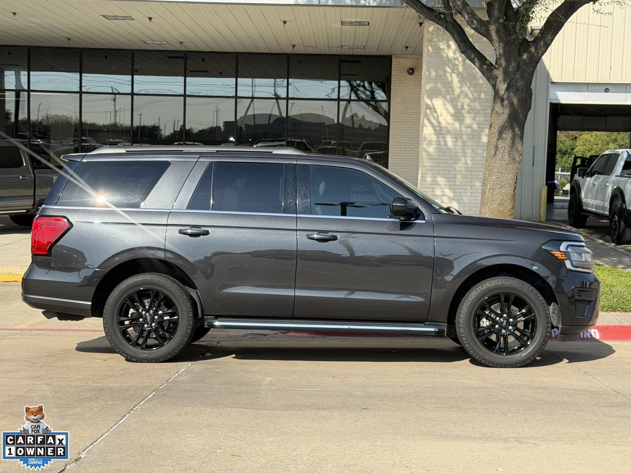 Used 2023 Ford Expedition XLT RWD image 3