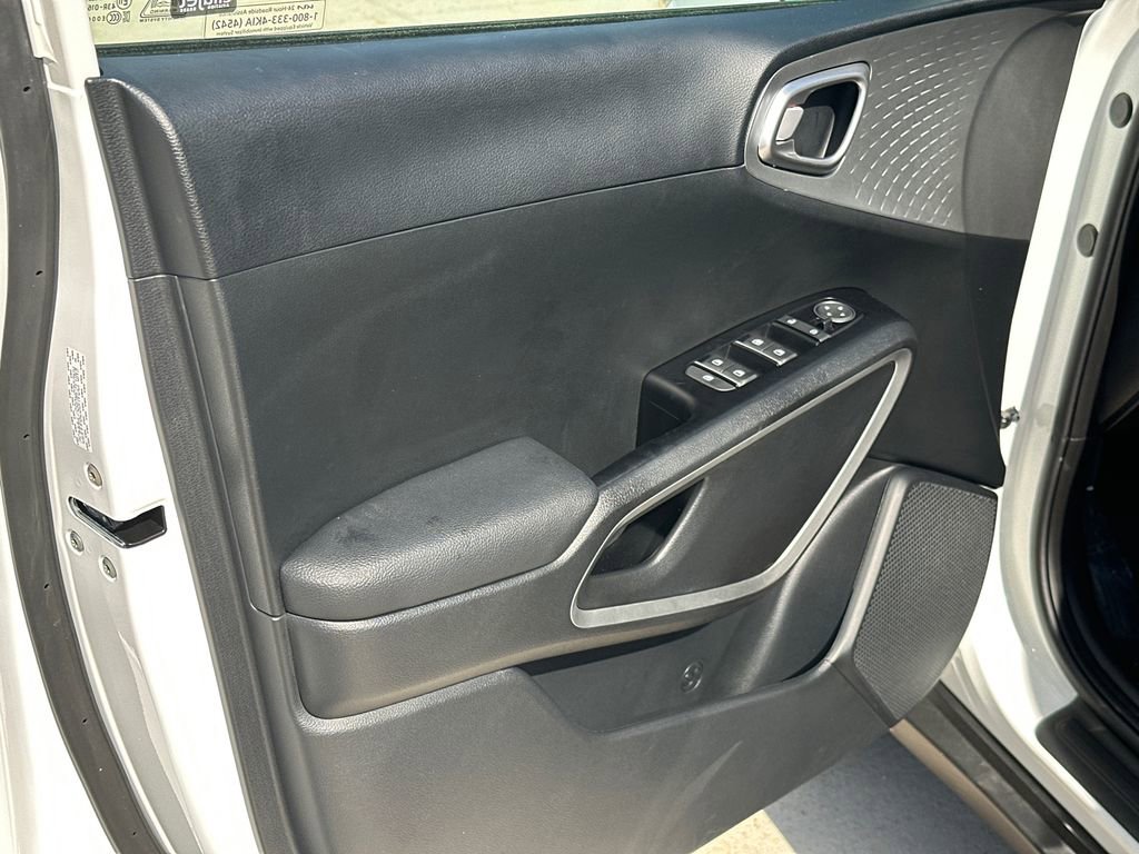 Used 2025 Kia Soul LX w/ LX Technology Package image 10