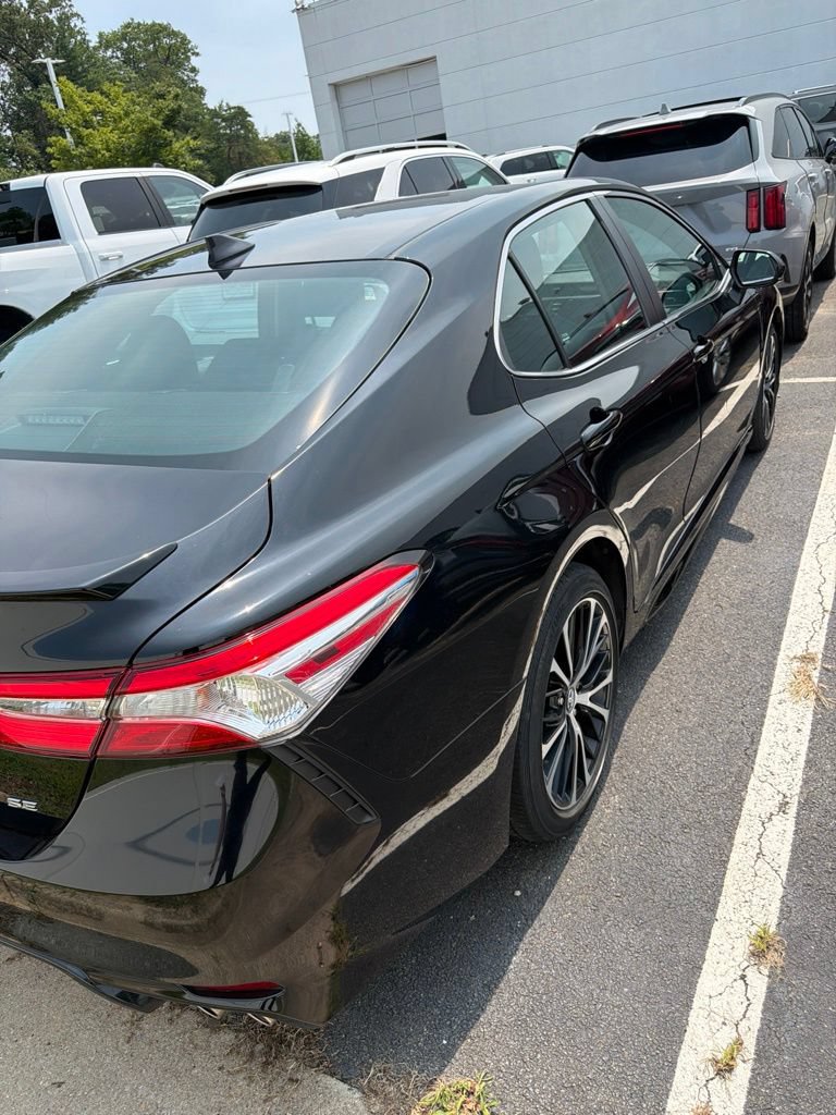 Used 2020 Toyota Camry SE FWD image 5