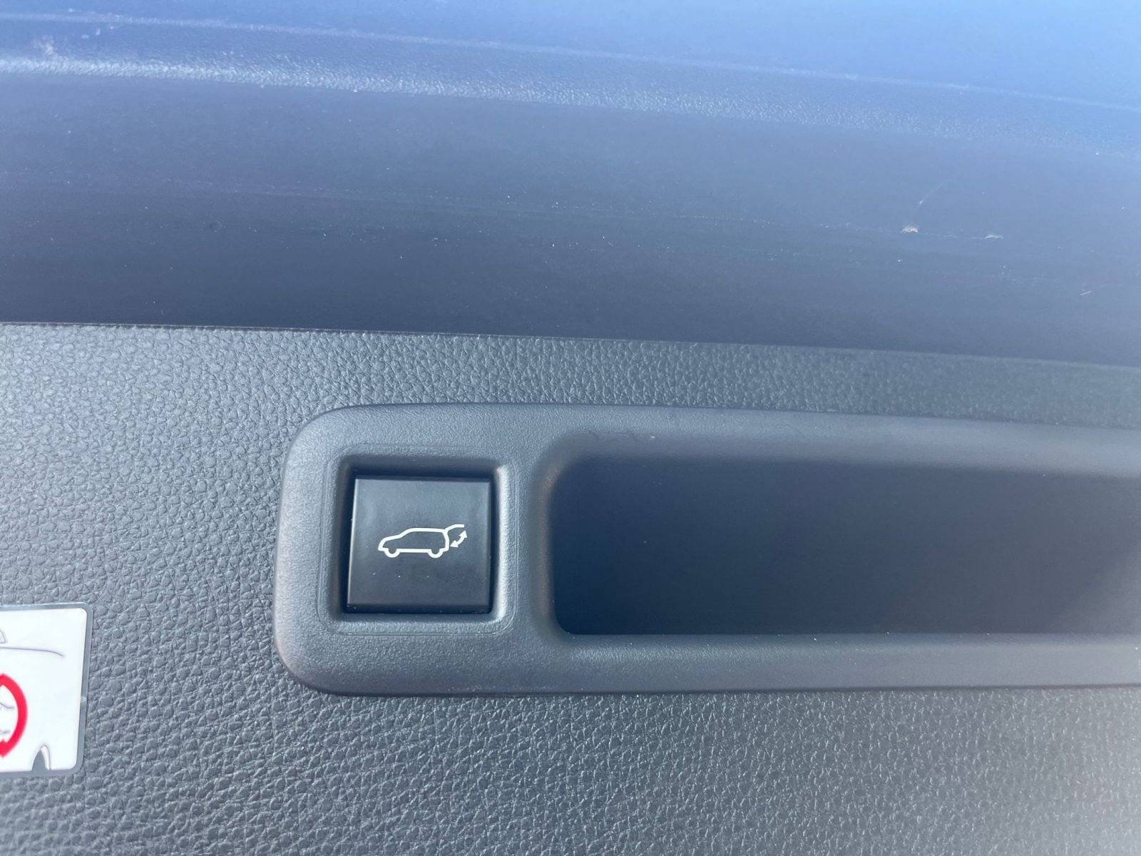 Used 2025 Toyota Highlander LE FWD image 23