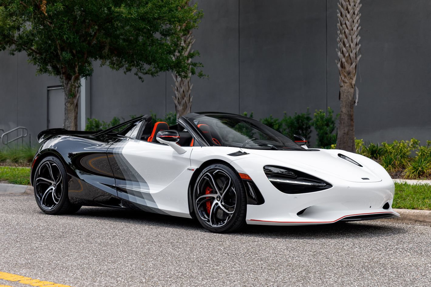 Used 2024 McLaren 750S Spider RWD image 8
