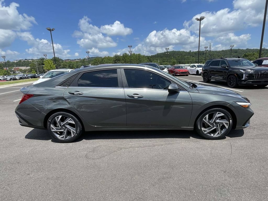 Used 2025 Hyundai Elantra SEL FWD image 2