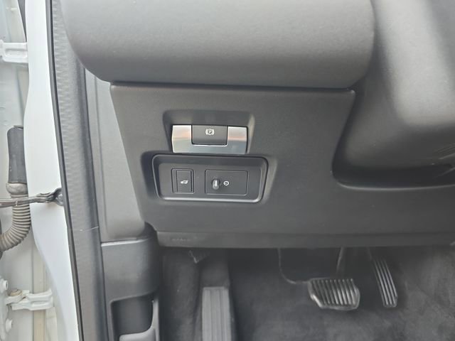 Used 2020 Land Rover Discovery Sport SE image 29