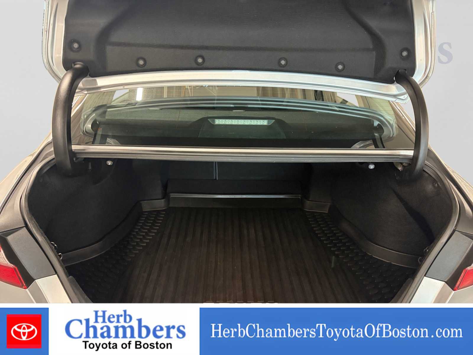 Used 2018 Toyota Camry SE FWD image 2