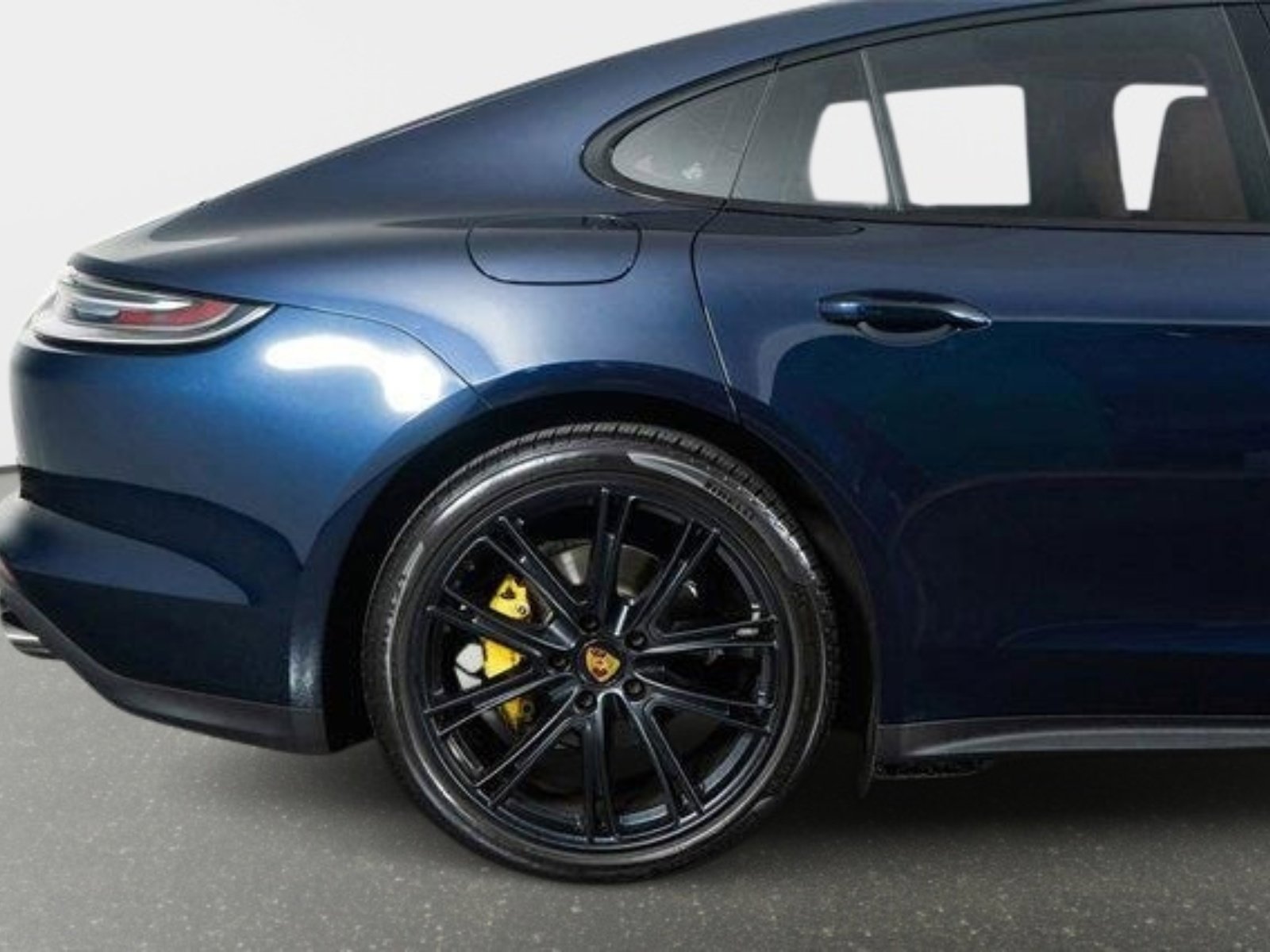 Used 2023 Porsche Panamera 4 Platinum Edition w/ Assistance Package image 8