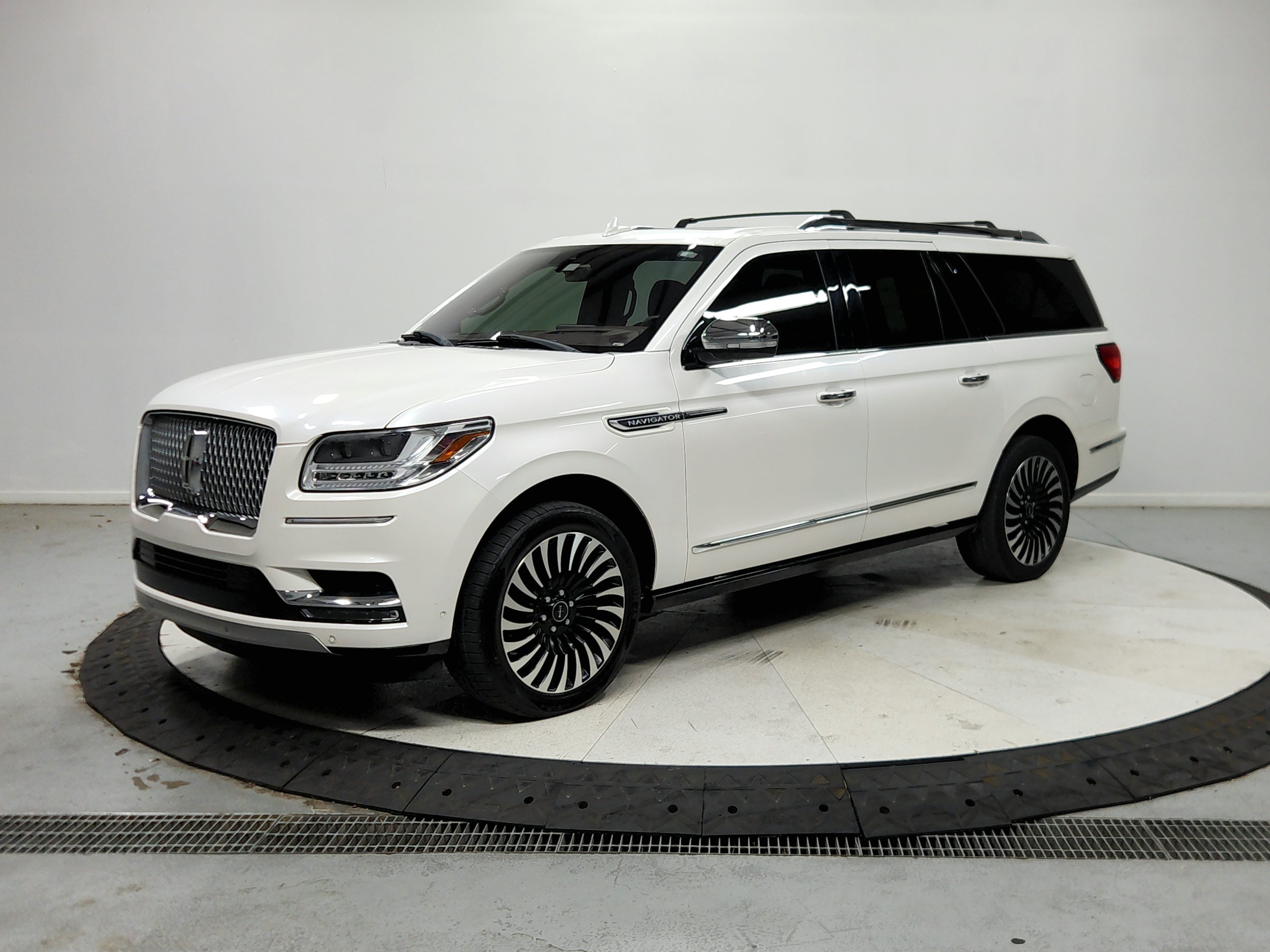 Used 2018 Lincoln Navigator L Black Label w/ Cargo Package AWD/4WD image 4