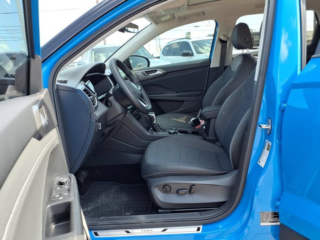 Certified 2025 Volkswagen Taos SE AWD/4WD image 17