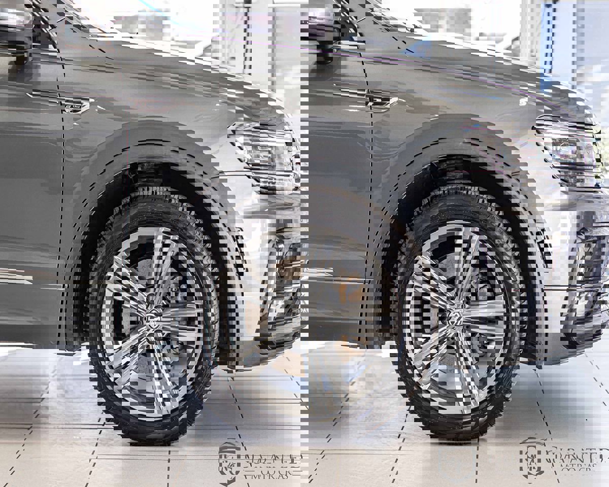 Used 2019 Volkswagen Tiguan SEL Premium image 11