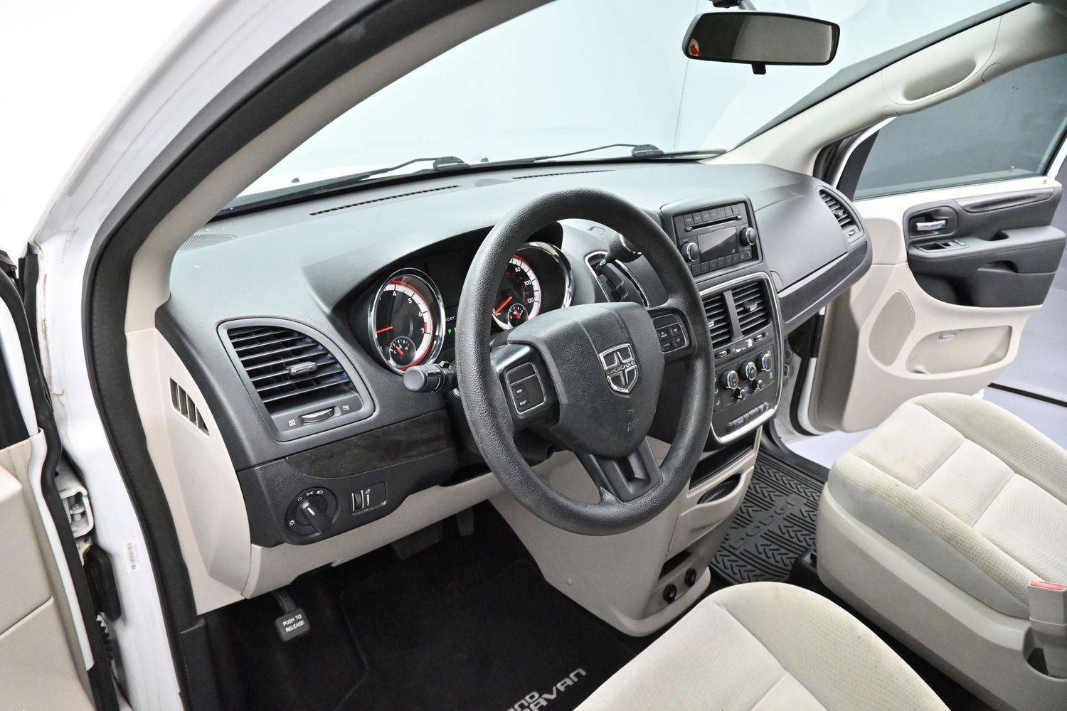 Used 2017 Dodge Grand Caravan SE FWD image 12