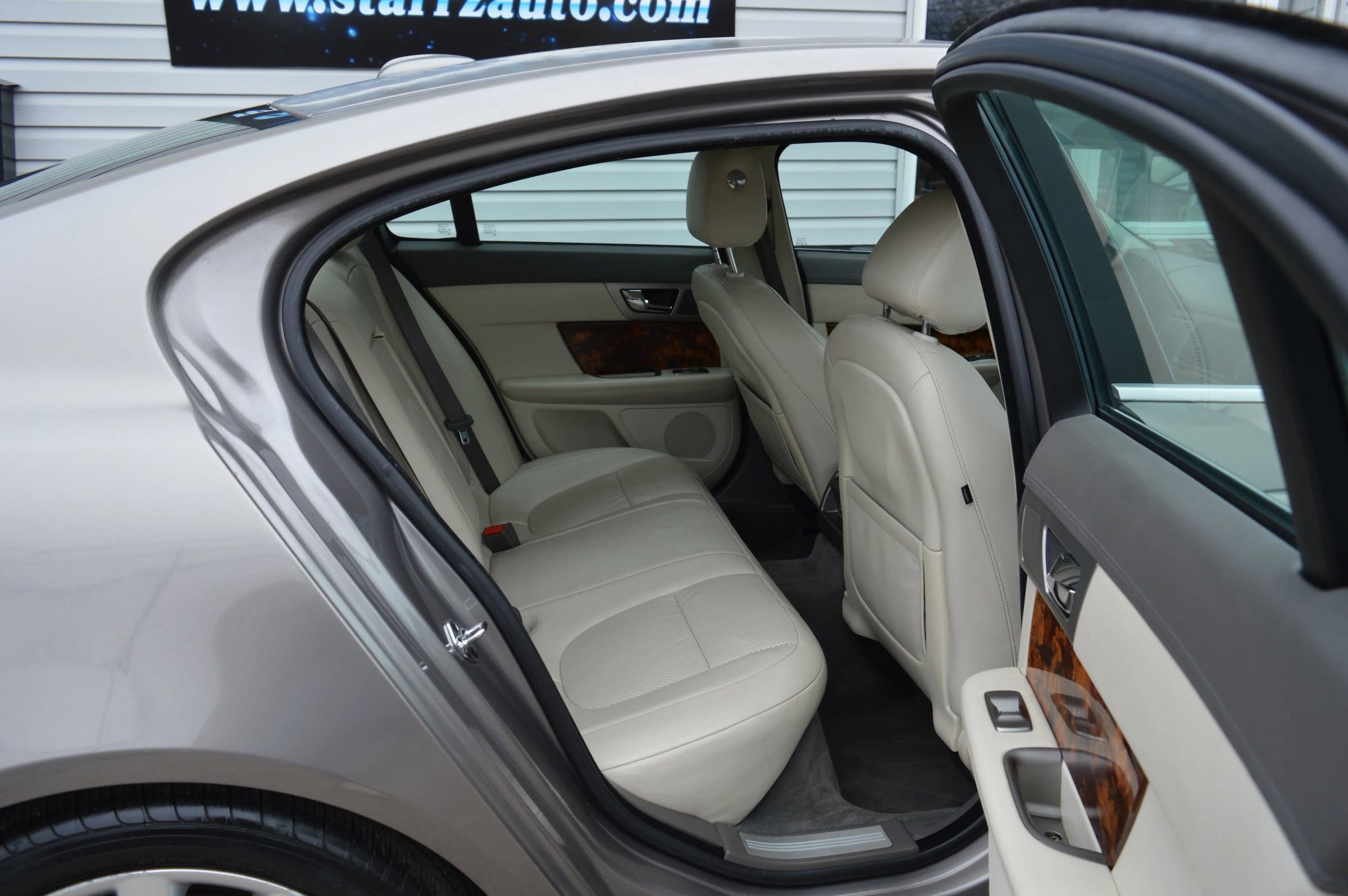 Used 2010 Jaguar XF Premium image 22