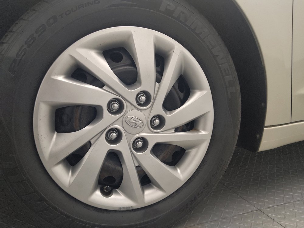 Used 2017 Hyundai Elantra SE image 31