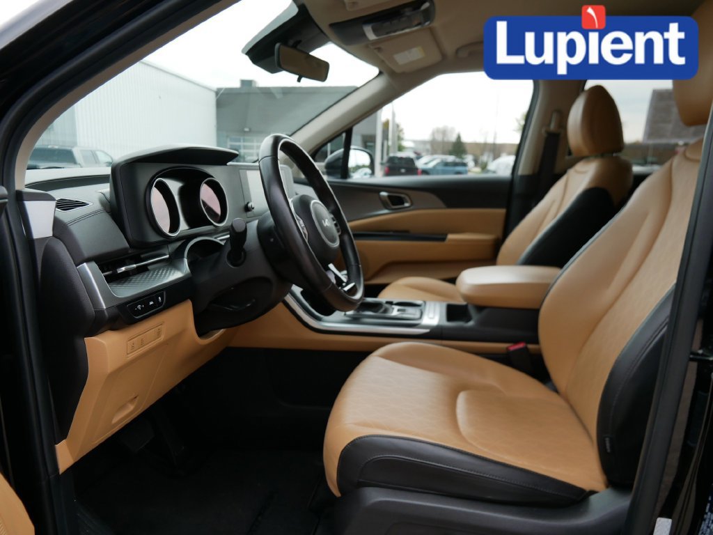 Used 2024 Kia Carnival LX FWD image 8