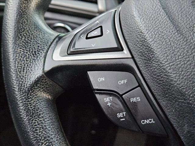 Used 2017 Ford Fusion SE w/ Fusion SE Technology Package image 12