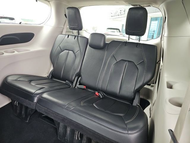 Used 2022 Chrysler Pacifica Touring-L image 26