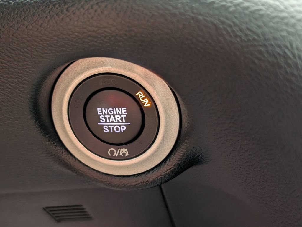 Used 2025 Chrysler Pacifica Select FWD image 23