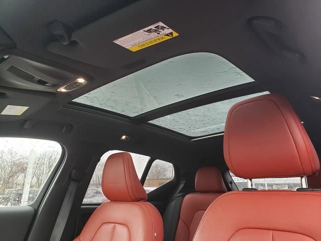 Used 2019 Volvo XC40 T4 Inscription image 24